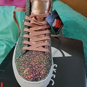 Really pretty bling sneakers 👟